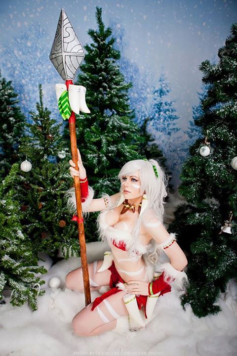 freljordashe:  league-of-legends-sexy-girls:  Nidalee Cosplay  lovely Nidalee! 