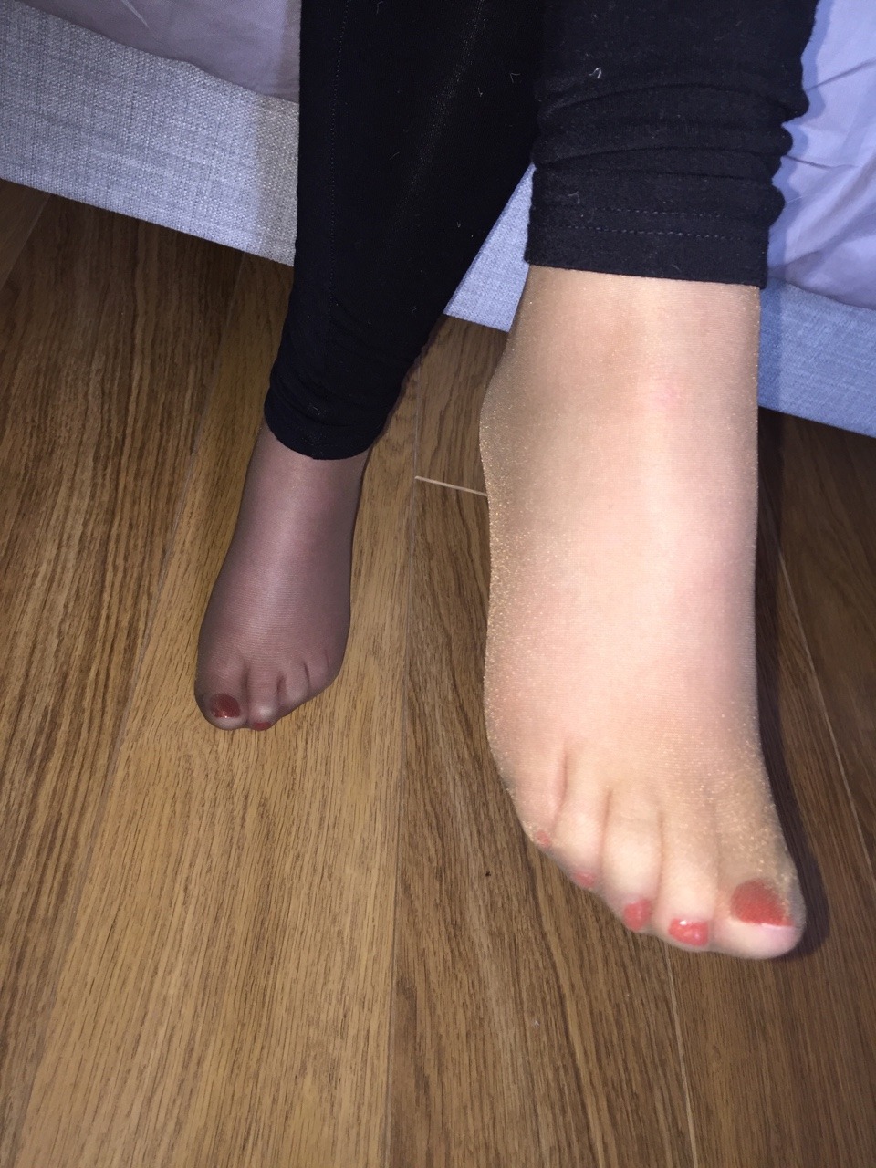 shinypantyhosefan:  sexywifeintights:  Shoes on or off ? Either way I’m gonna cum