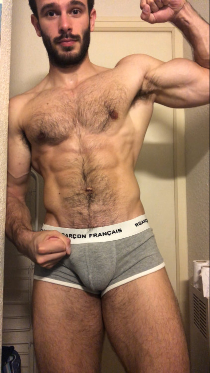 retro-men-by-dogboy:fernandospicks:Killian FlexingKillian BelliardHyper sexy