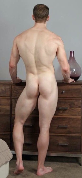 kabiddy: Tall, hunky and with buns to die for.
