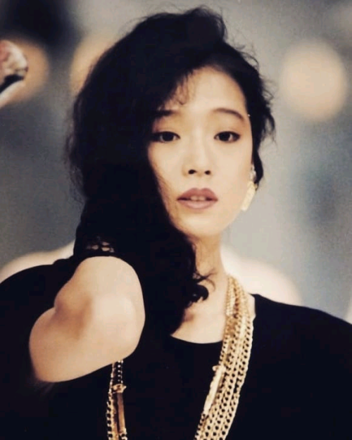 akina nakamori, a gorgeous 80s japanese singer rocks black and gold