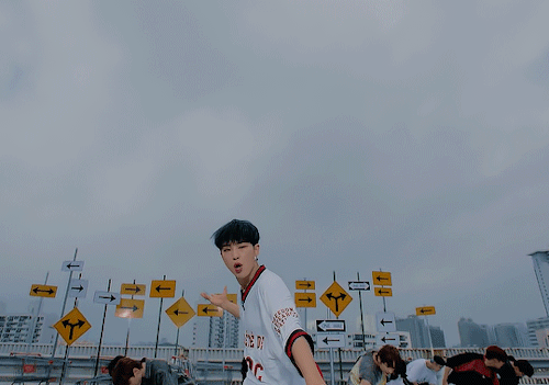 LEFT & RIGHT M/V