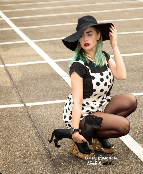 XXX fashion-tights:  Polka dots - black and white. photo