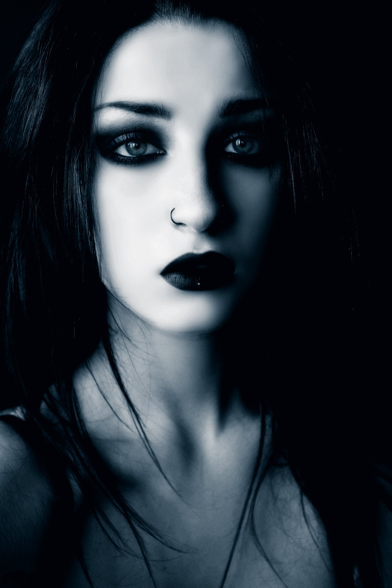 hadespersephone:  darkkaart:   Cold In Summer Editby *FrankT      †