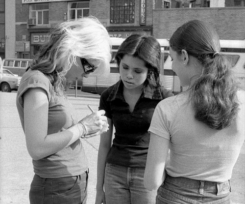 Sex thisaintnomuddclub:  Debbie Harry signing pictures