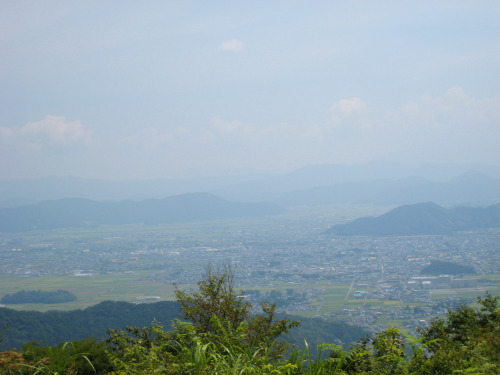 鬼ケ岳（おにがだけ、Mt.Onigadake）標高：532.60m　三等三角点20080810鬼を退治した伝説がある。旧称は丹生（にう）ケ岳（丹生とは、水銀のこと）毎年8月15日の夕方「鬼ケ嶽火祭」と