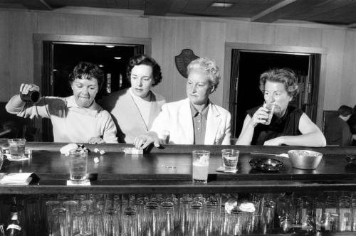 Bar game(Joseph Scherschel. 1958)