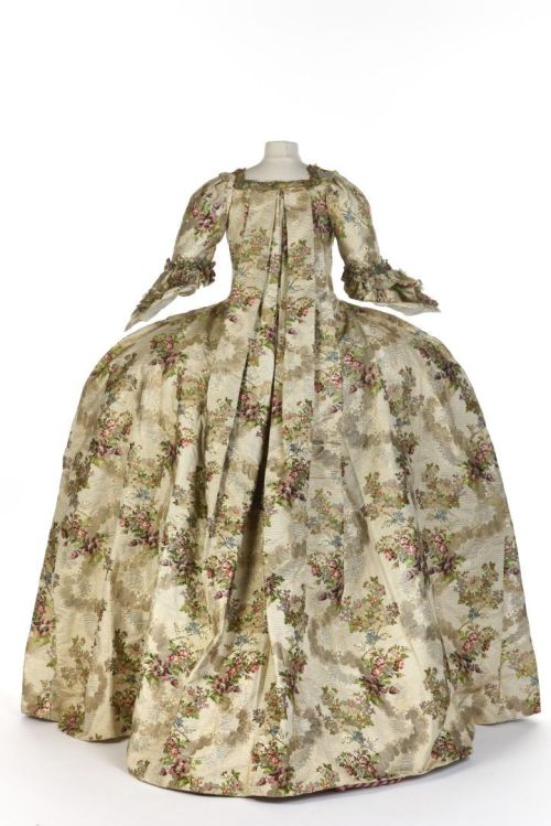 Court robe à la française ca. 1770-80From Enchères Sadde via Interencheres