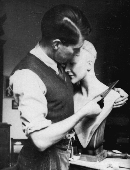 aqua-regia009:Roland Penrose working on “The Dew Machine’”, 1937