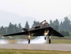 vbeserk:  Lockheed Martin F-117A Nighthawk landing