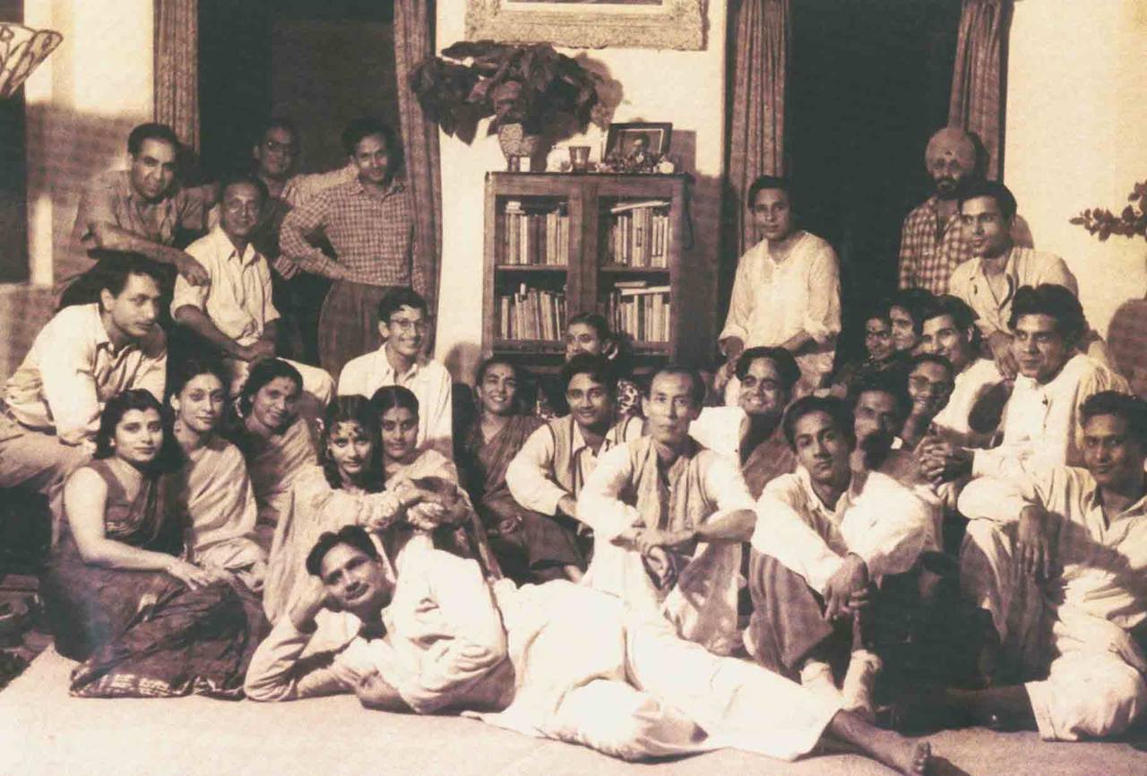 A group photo of The Anand Brothers, #SDBurman, #GuruDutt, #MadanPuri, #UmaAnand, and others at ‘Nav Ketan’ house at 41 Pali Hill. The House of Navketan started in 1949 by #DevAnand and his elder brother #ChetanAnand, introduced many talented people...