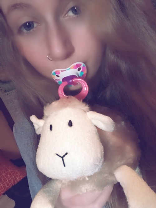 little-livy:  Took a mini photoshoot with the new stuffies Daddy bought me recently! ☺️The lamb’s name is Lamby, and the bear is named Berry 🐻💛🐑