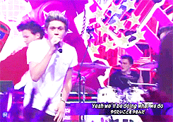   niall performing lwwy in music station      
