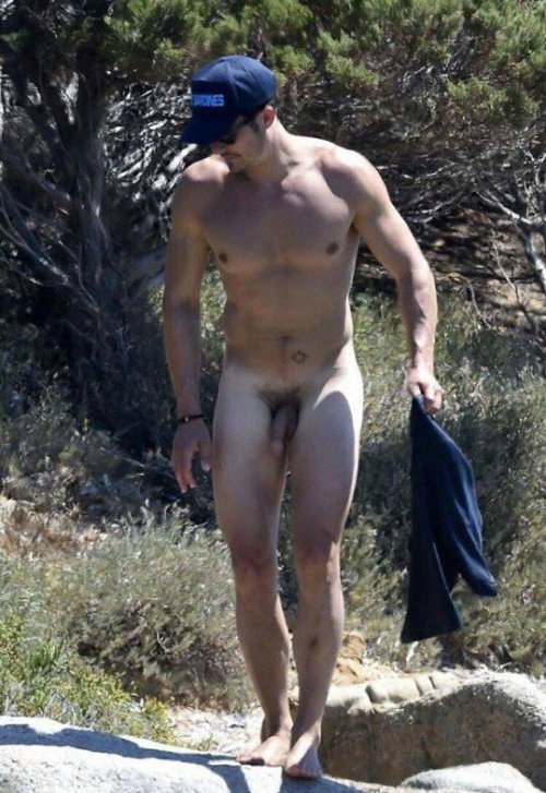 bizarrecelebnudes:  Orlando Bloom - British Actor (Part 2) Don’t know why he felt the need to kayak naked in front of a bunch of cameras but who’s complaining? Great dick. Never thought we’d see him fully naked.  