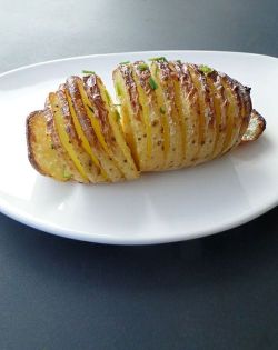 deliciousfood1:  Sour cream and chive hasselback potato 