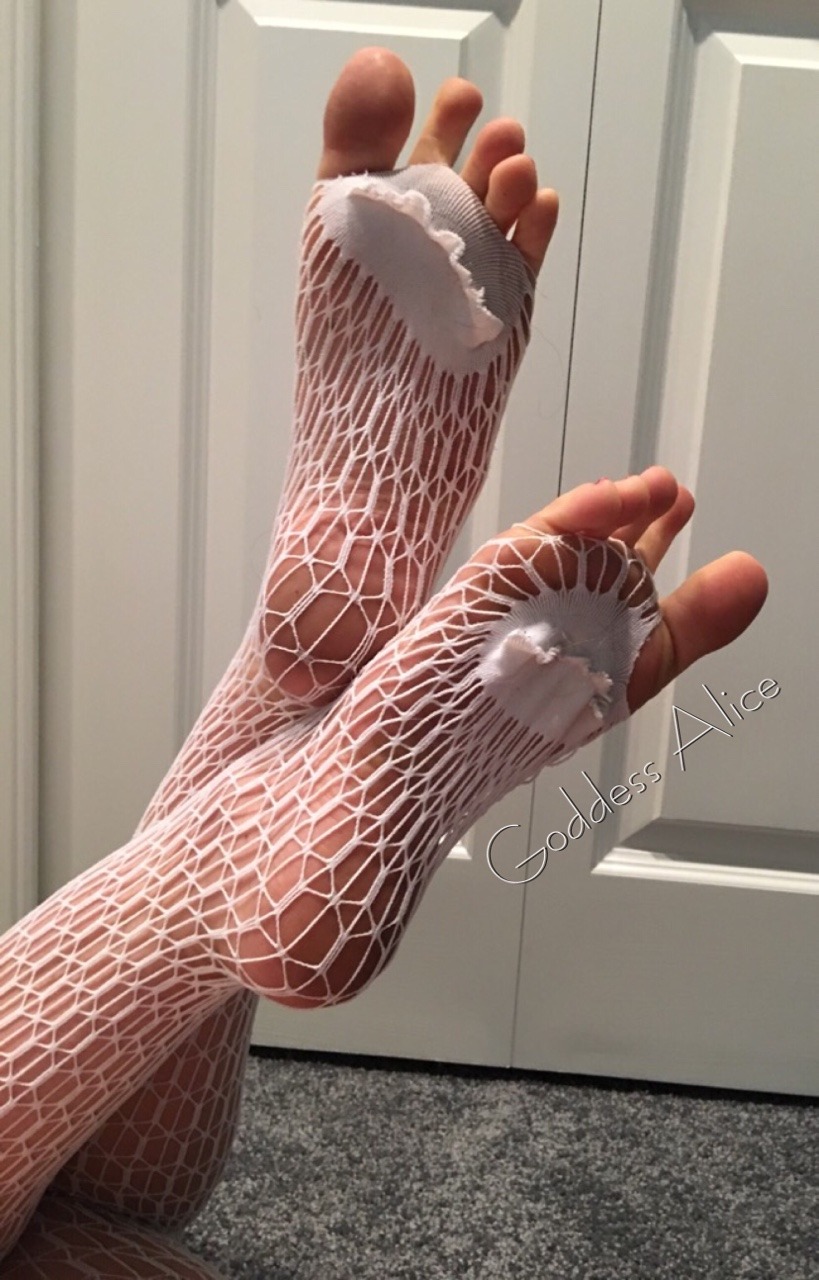 goddessalice:Covered soles with my toes popping through!