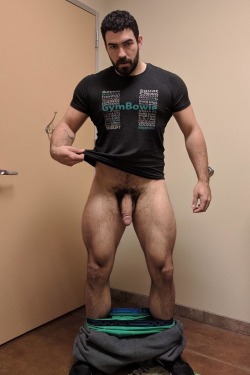 weworshipcocks:  An alpha male displaying