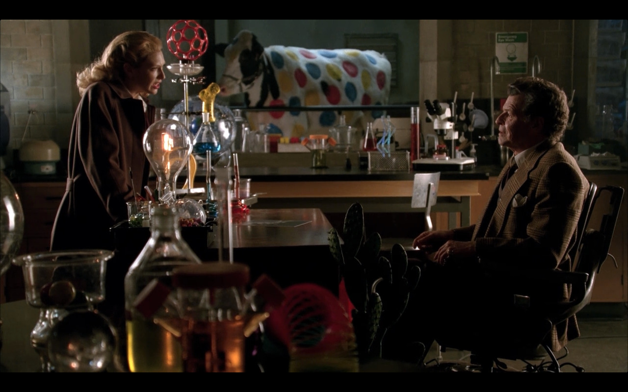 farfromthepacific:  I honestly have no idea why Fringe decided to do this weird detective