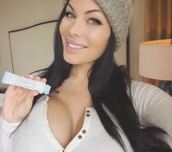 Oil pulling with @cocowhiteuk 😀 There are so many benefits including a cleaner, healthier and whiter smile 💕 @cocowhiteuk by veronikablack88
