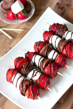 gastrogirl:  strawberry brownie kebabs. 