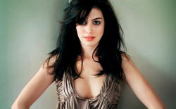 celebrityhunnies:  anne hathaway