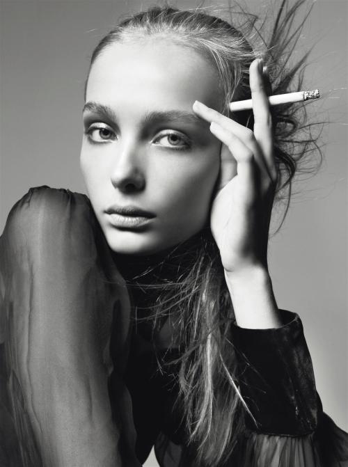 Snejana OnopkaPhotographer: Steven MeiselStyling: Unkonw「SNEJANA」From VOGUE Italia Novembe
