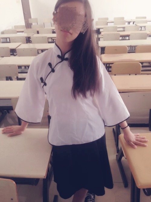 baolulaopotianjing: shiguang666:  ganodermabitch:  遲到的福利，老圖系列。那天女友正好有校慶表演排練。在排練前先在教室裏來一發。排練的時候可是騷穴裏夾