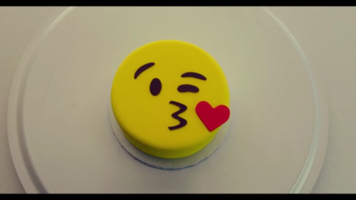 mightymorphinpowerbottom:  femininenachos: rainboflg:   rustypipes-and-tigerstripes: I’ve discovered ‘Nailed It’, a new Netflix baking show hosted by Nicole Byers, in which less-than-skilled home bakers compete in recreating fancy cakes in a bid