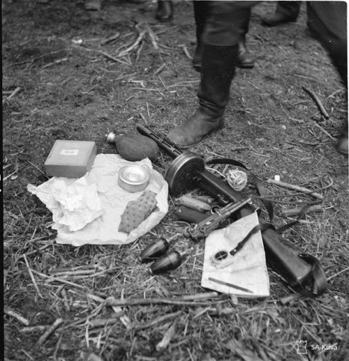 ww1ww2photosfilms:A Finnish patrol leader’s kit, including a KP-31 submachine gun, grenades, a