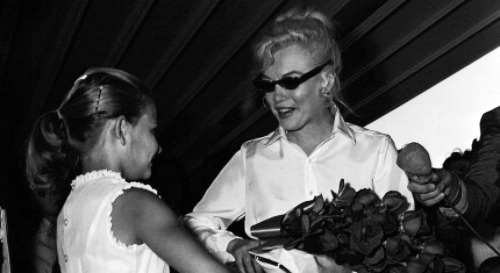 Not really into MMonroe but she looks soooo pretty in these pics