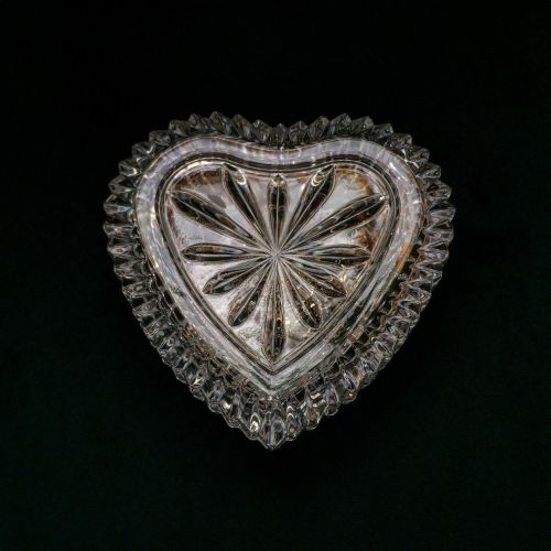 Herança da avó Bira . . . . . . . . #photography #darktones #glass #glassheart #heartofglass #jewelr