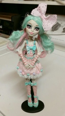 lithefidercreatures:  lithefider:  Now that I have this out my system I can actually get back to real work ;) I made a whole fairy outfit for my Rochelle Goyle. Soon as I saw that lovely mint and pink hair I knew I had to do this. This was my first time