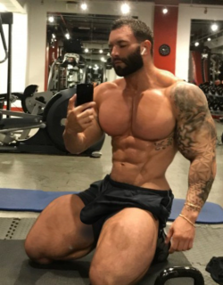 rippedmusclejock:  I need to pump harder.