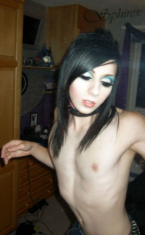 traptasticfantasies:  That first gurl though…