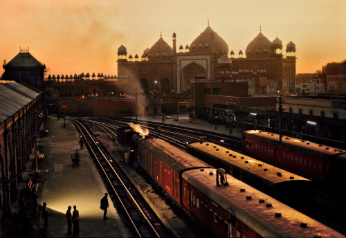 unearthedviews: INDIA. Uttar Pradesh. Agra. 1983. Train Station. © Steve McCurry/Magnum Photos