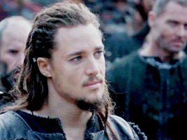 northbndtrain:Uhtred clocking Erik’s reactions during the negotations for Æthelflæd’s release.