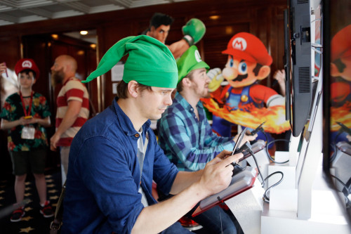 fuckyeahgravityfalls:Alex Hirsch and Jason Ritter at the Nintendo Lounge on the TV Guide Magazine Ya