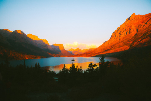 thecraziethewizard: Sunrise in East Glacier, Montanaby Jeremiah Probodanu (IG: @thecraziethewizard
