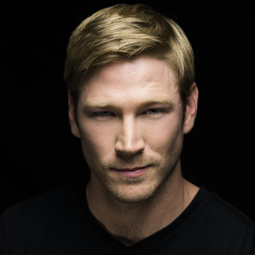 cropped-photo-i-took-for-the-online-series-hingedtvmodel-max