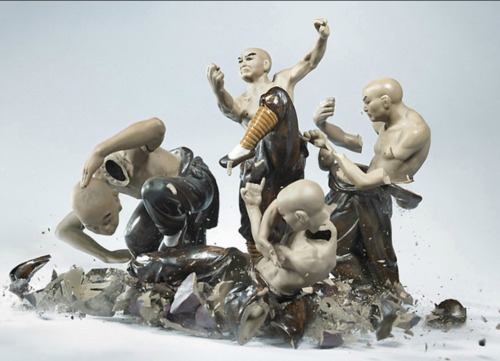 sifu-kisu:Porcelain fighting figures dropped and photographed the moment of shattering.