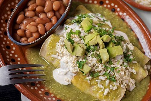 lapinchecanela:  Enchiladas, enmoladas, chilaquiles y enfrijoladas.    Food porn