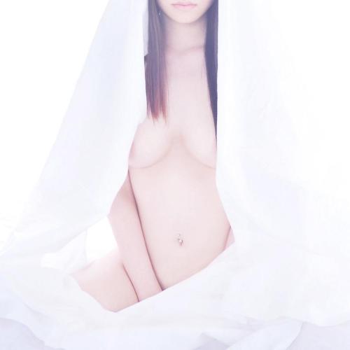 『ファインダー越しの全裸の私の世界』 No.008 model みるく(@milk_ecup) #ファインダー越しの全裸の私の世界 ift.tt/1bqYyQR— NAGAYAMA　TO