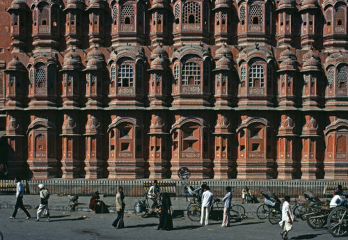 dolm:India. Jaipur. 1985. The Hawa Mahal. Bruno Barbey.