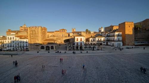 Cáceres old town from across the Plaza Mayor #caceres #oldtown #plazamayor #14mm (at Cáceres, Spain)