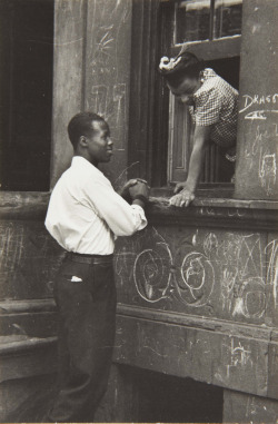 Helen Levitt - Greeting at the Window, 1940  