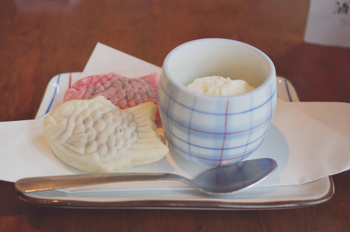 jennyyourworld:Mini Taiyaki &amp; Vanilla Ice Cream Dessert by aloalo*