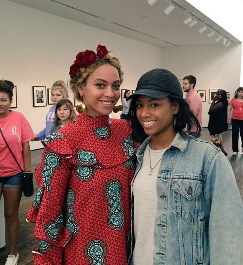 beyhive1992:Beyoncé with a fan in Houston 08/05