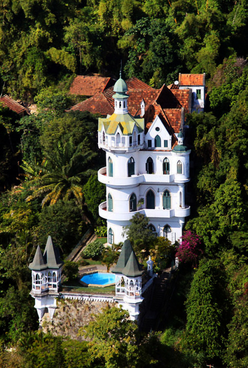 Castelo Valentim on Santa Teresa district, Rio de Janeiro / Brazil (by eddie cord).