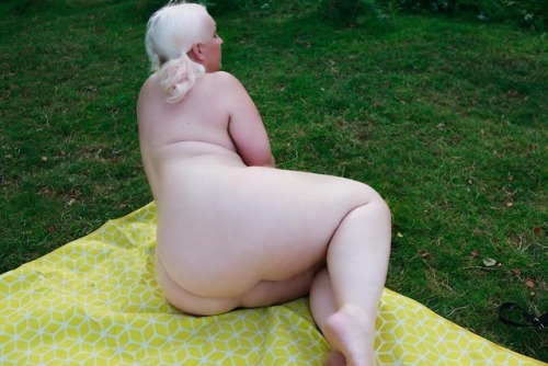 Picnic time anyone? #nakedmodel #gigi_satin #picnictime #thickassthighs #thickassbooty #thickwhitegi