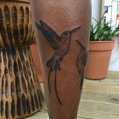 ig: mani.tattoo blackw;hummingbird;leg